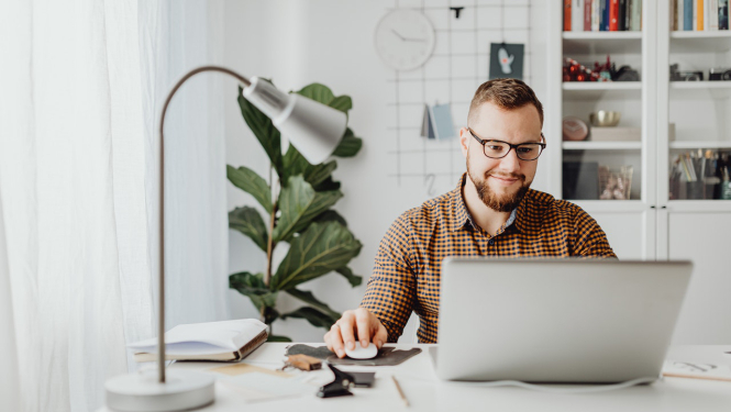 Vīrietis strādā pie datora
