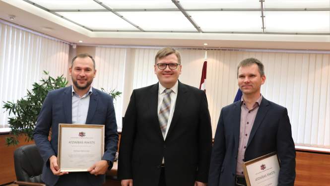 Rīgas domes pagaidu vadība saņem J.Pūces atzinības rakstu