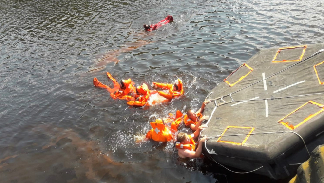 Apmācības, lai stiprinātu praktiskās prasmes rīcībai nelaimes gadījumā jūrā
