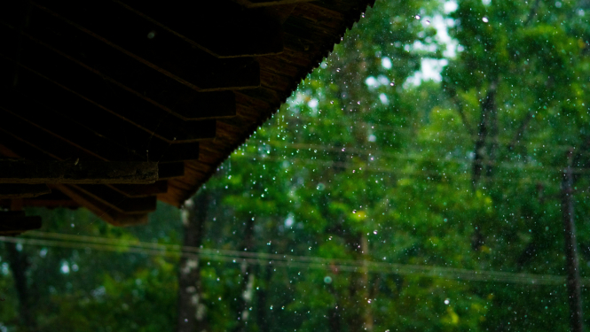 Stiprs lietus uz jumta