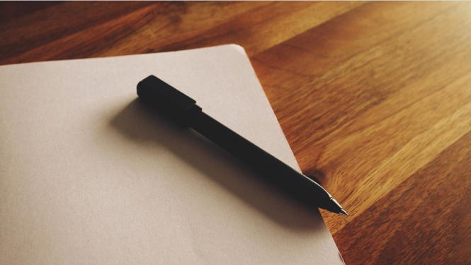 Papīrs ar pildspalvu