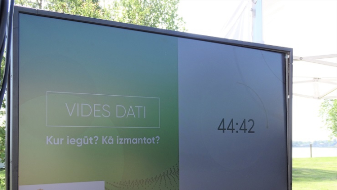 TV ekrāns ar pasākuma tiešsaites translāciju