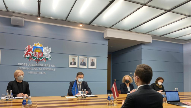 ministrs un Dombrovis