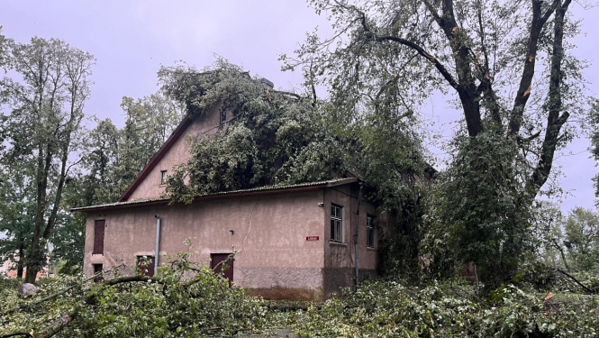 Bukaišu tautas nams pēc vētras