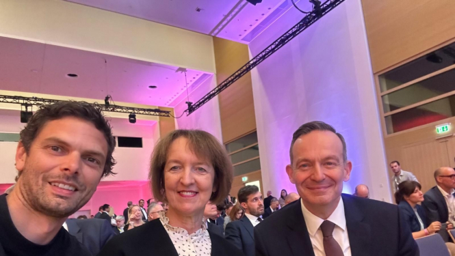 Kopbilde - ministre un pavadošās personas