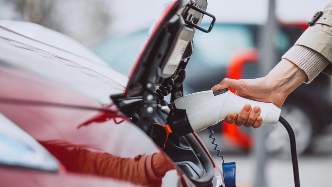 elektroautomobīļa uzlāde