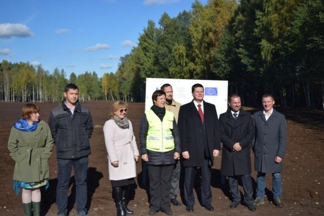 Foto: no kreisās Olainiete, Vides aizsardzības kluba biedre Elita Kalniņa, SIA "Geo Consultants" valdes priekšsēdētājs Jānis Ābeltiņš, A/S "Olainfarm" pārstāve Sandra Krivmane, VVD ģenerāldirektore Inga Koļegova, Olaines novada domes priekšsēdētājs Andris Bergs, vides aizsardzības un reģionālās attīstības ministrs Kaspars Gerhards, „VentEko” valdes loceklis Mareks Bažovskis, A/S "BAO" valdes priekšsēdētājs Māris Kalniņš.