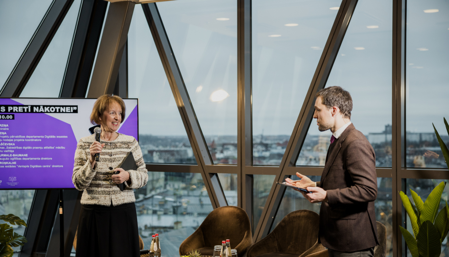 Ministre Inga Bērziņa un valsts sekretāra vietnieks Gatis Ozols