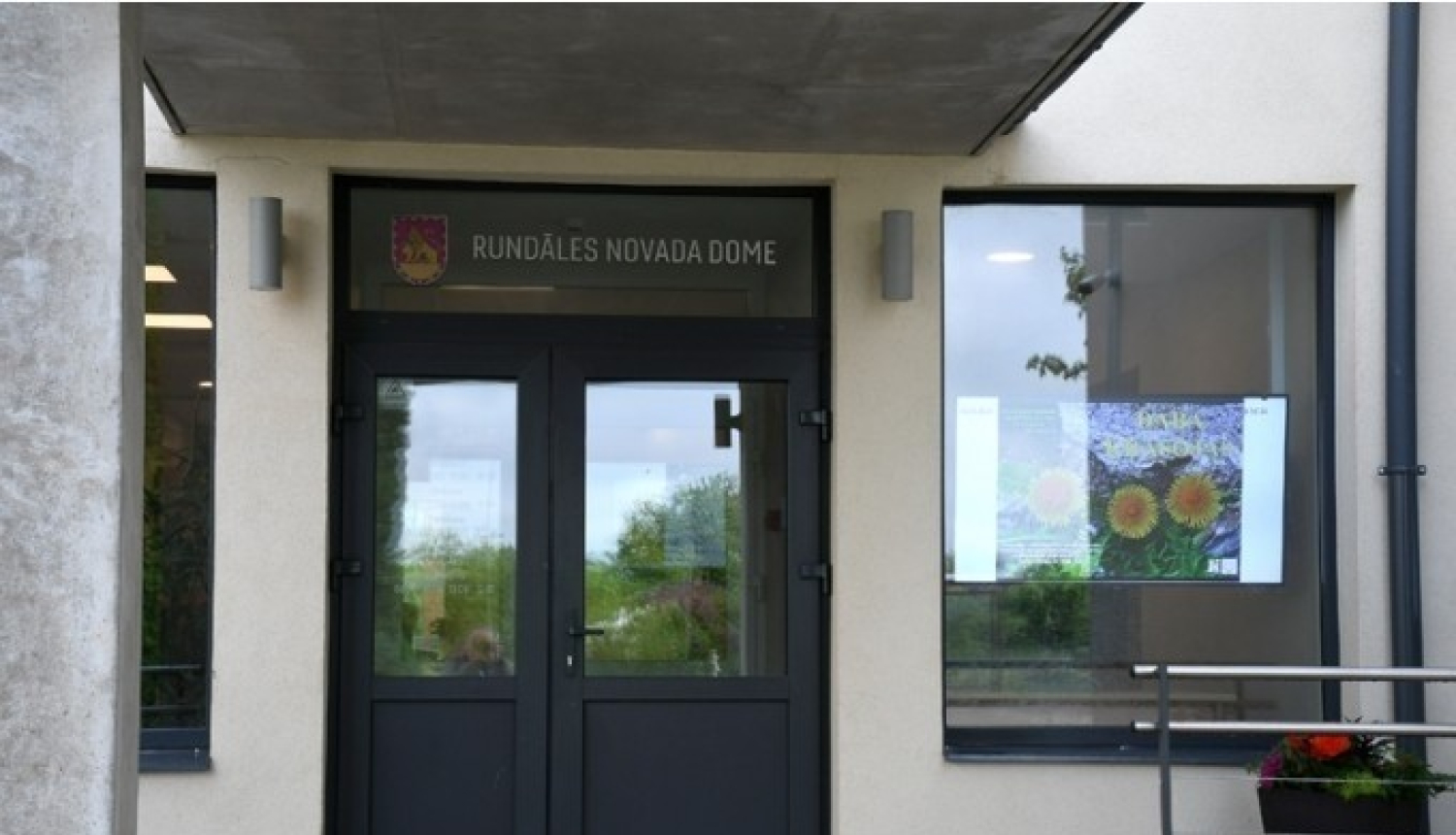 Rundāles novada domes ēkas ieejas fasāde
