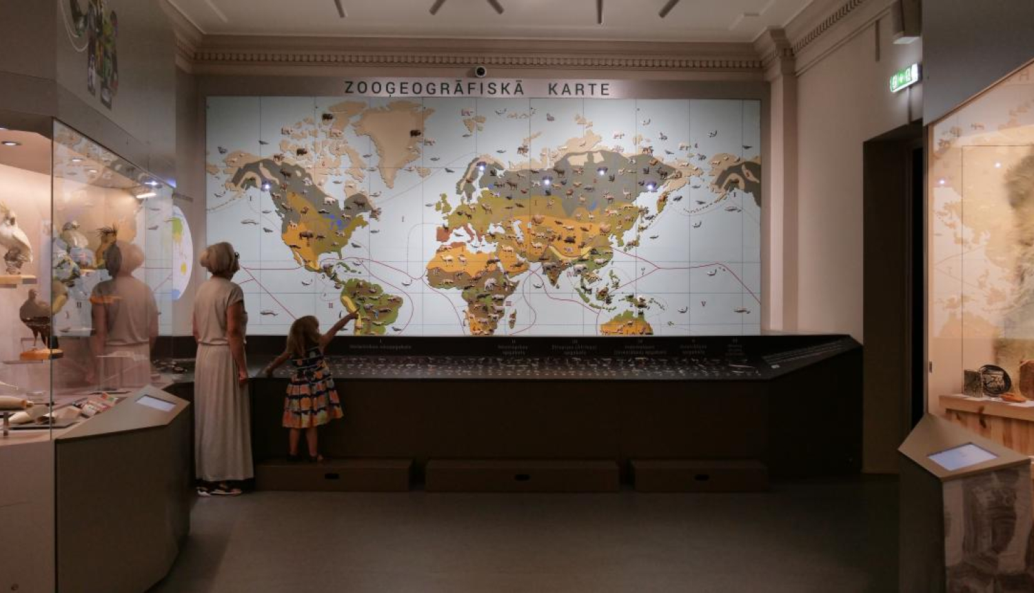 Muzeja ekspozīcija ar pasaules karti