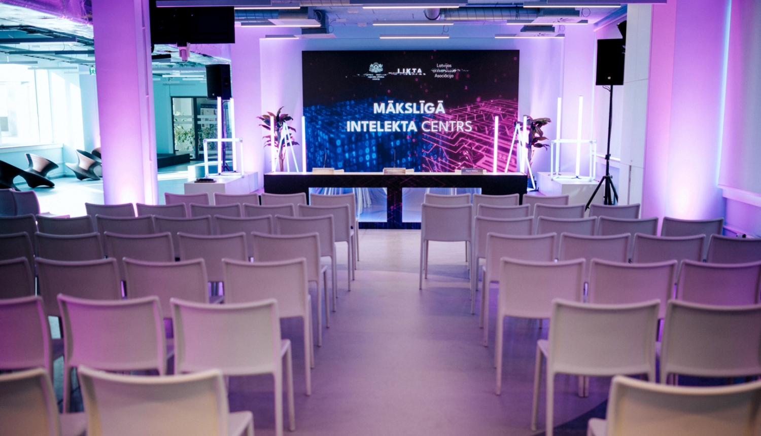 Mākslīgā intelekta atklāšanas pasākuma foto, zāle ar krēsliem
