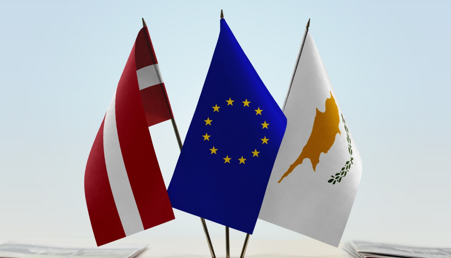 Attēls ar Lavijas, Eiropas Savienības un Kipras karogiem.