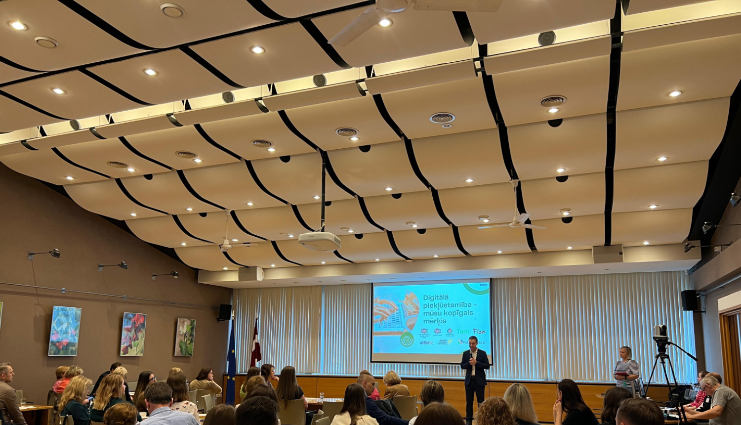 Gatis Ozols sniedz uzrunu seminārā “Digitālā piekļūstamība – mūsu kopīgais mērķis”
