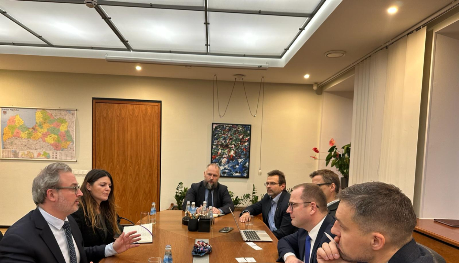 Ministrs Raimonds Čudars un Amazon Web Services pārstāvji