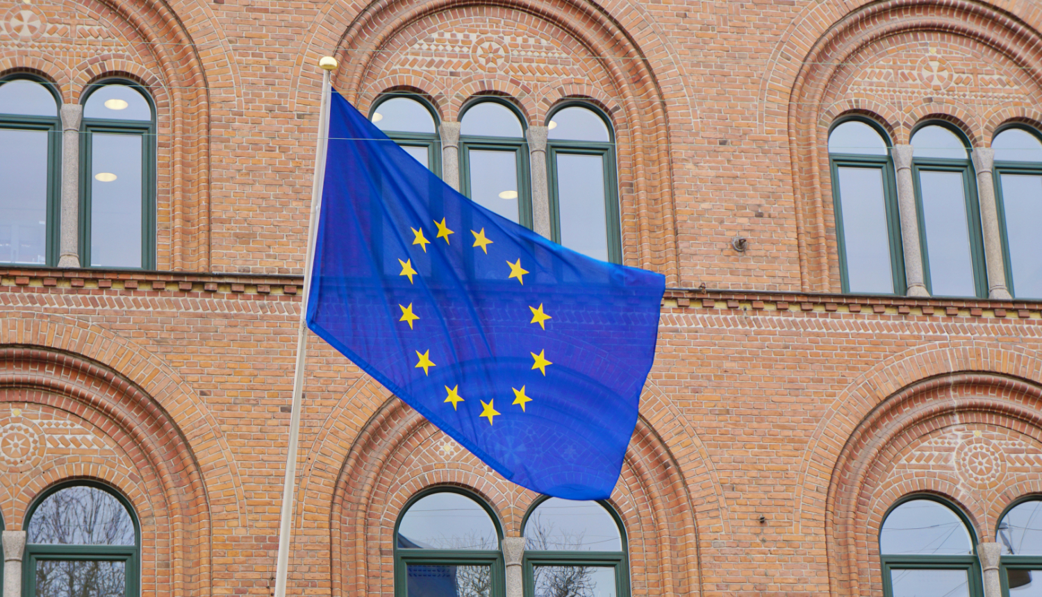 Ēka ar Eiropas Savienības karogu