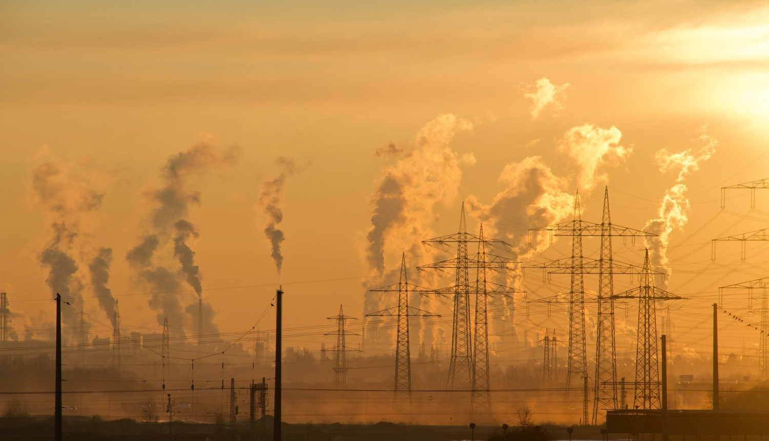 vakara debesis ar dūmiem