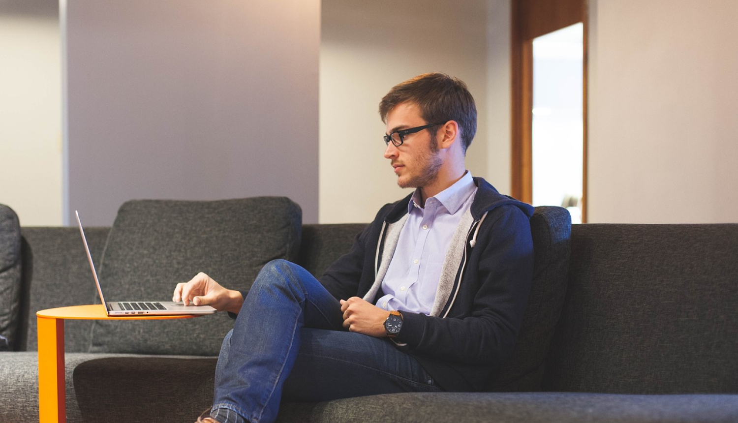 Vīrietis strādā pie datora