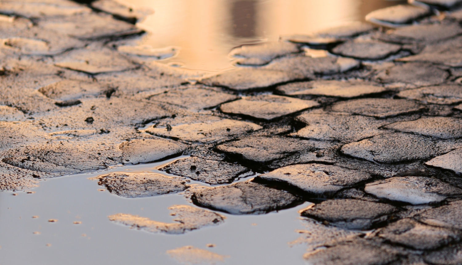 Peļķes un izskaloti bruģakmeņi