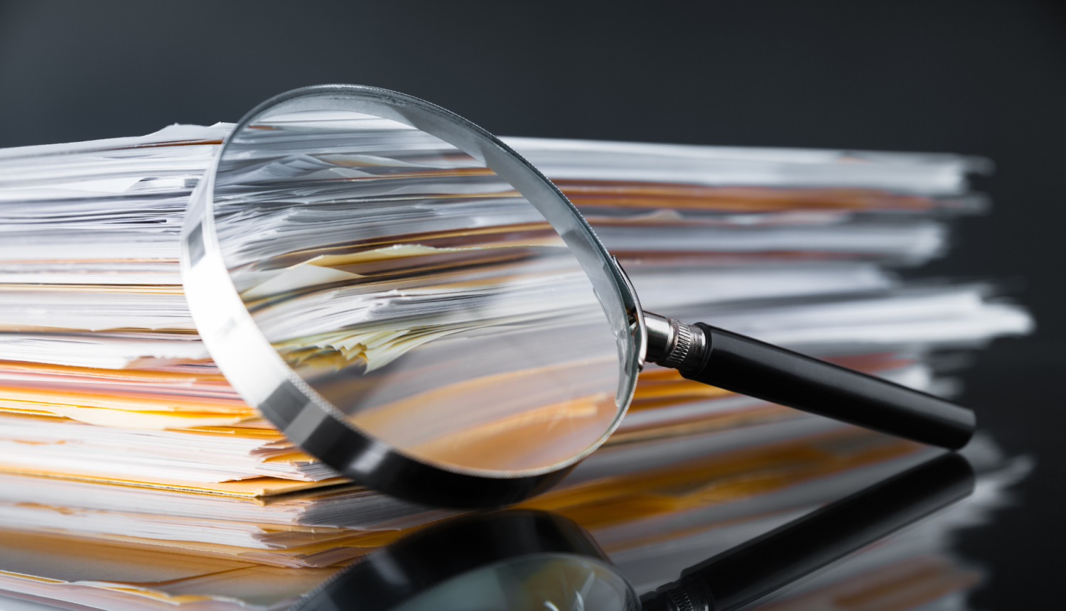 Dokumenti un palielināmais stikls