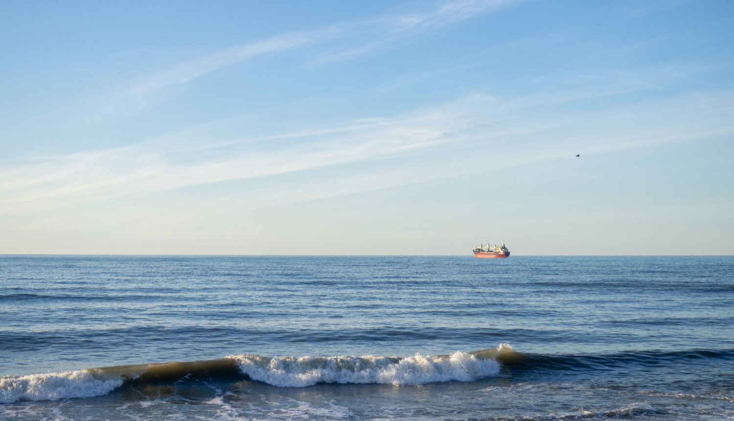 Kuģis tālumā, jūra