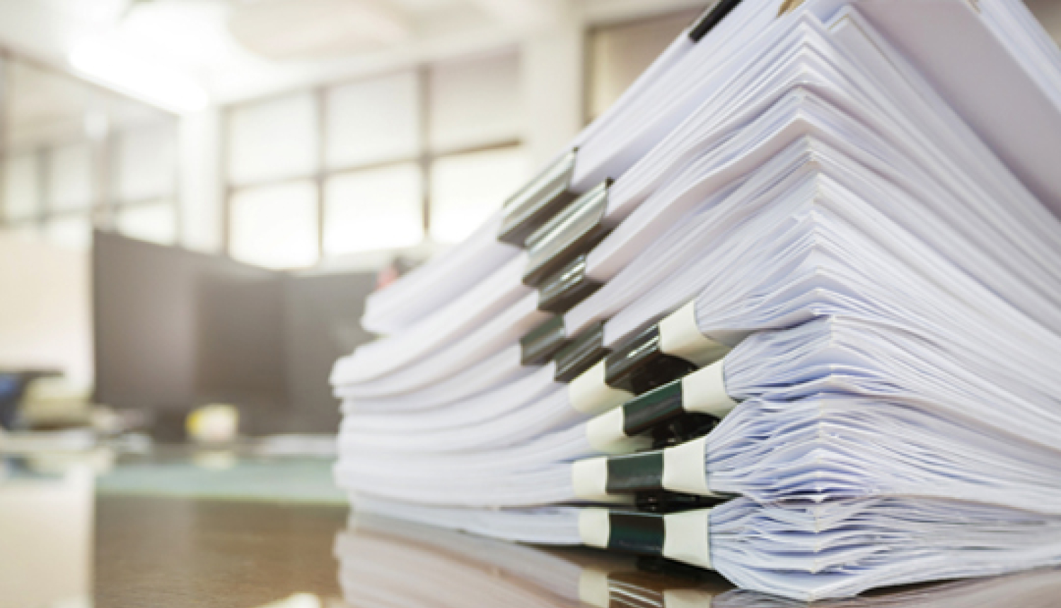 Dokumentu kaudze uz biroja darba galda