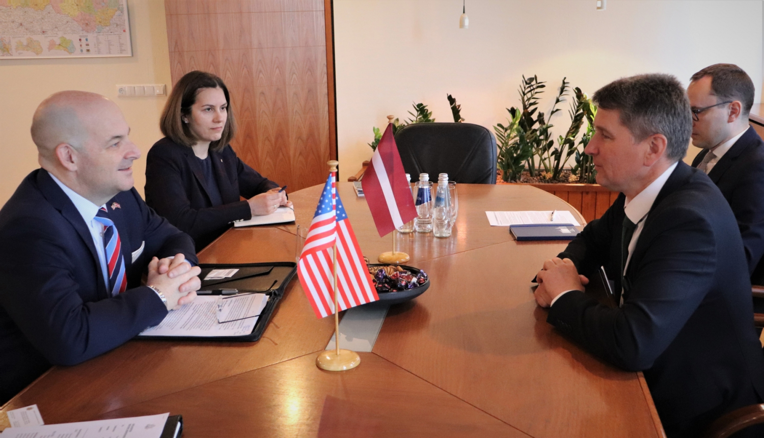 Ministrs un ASV vēstnieks Latvijā