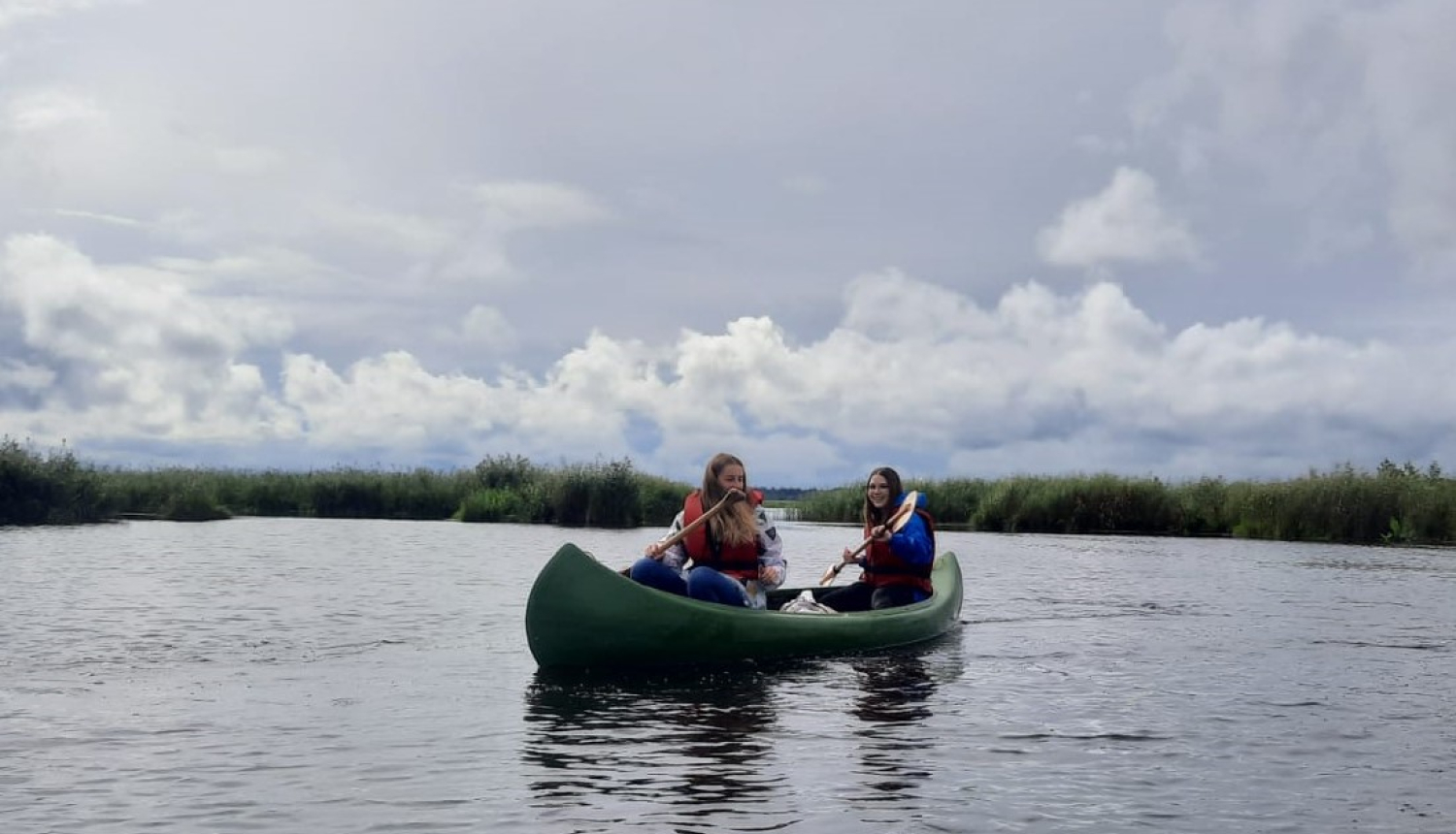 divas meitenes laivā uz ezera