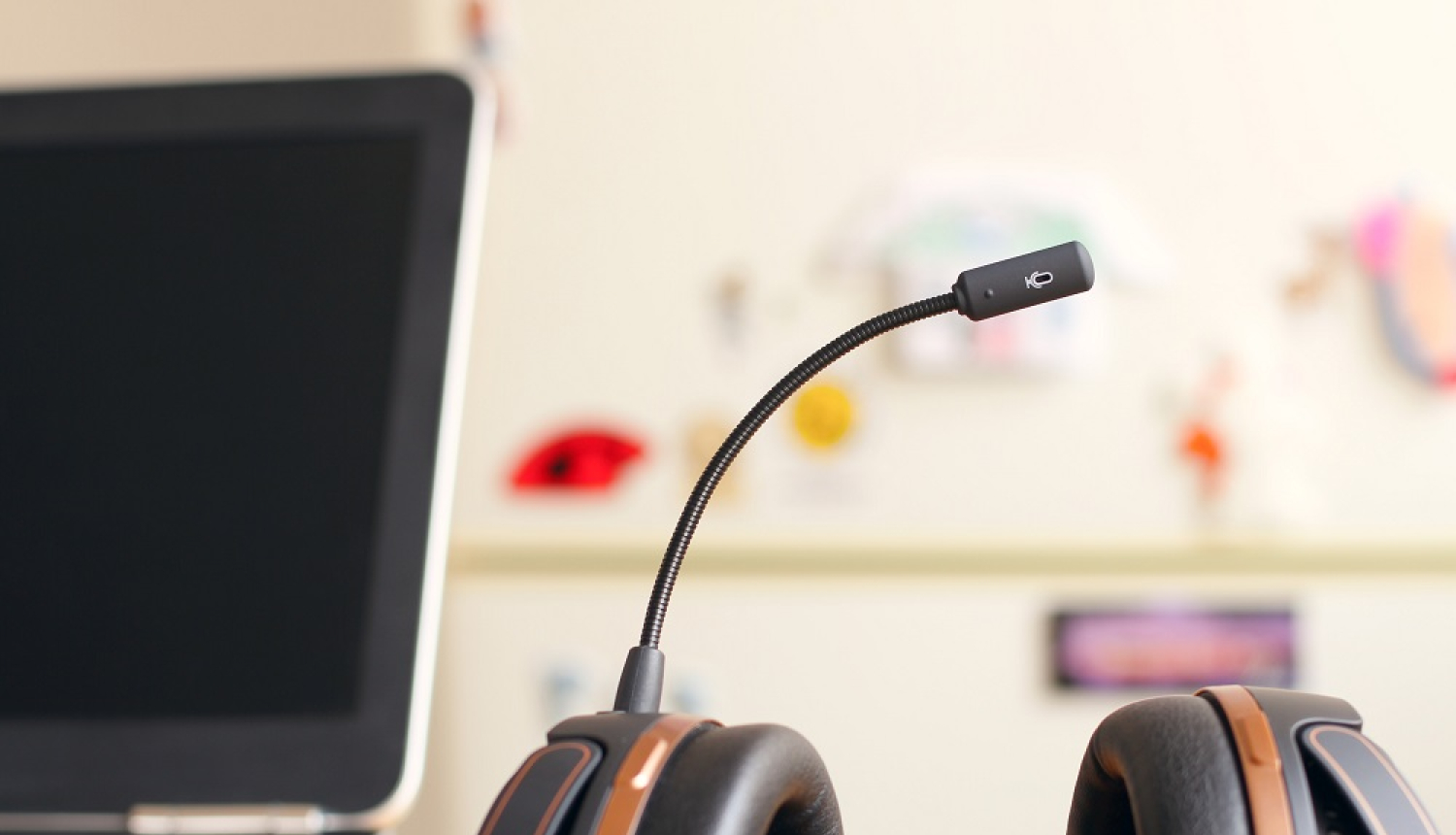 dators un austiņas ar mikrofonu