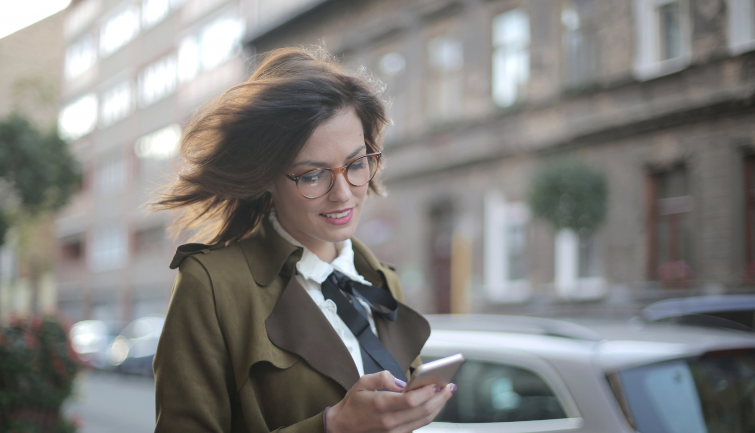 Sieviete ar telefonu, aplikācija, digitalizācija