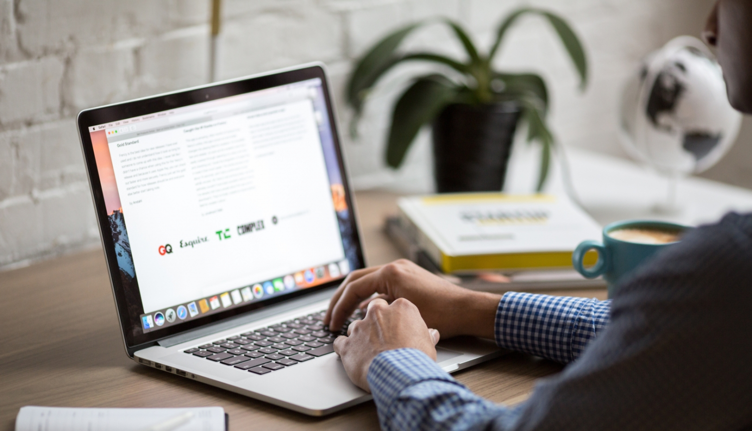 Darba galds ar datoru