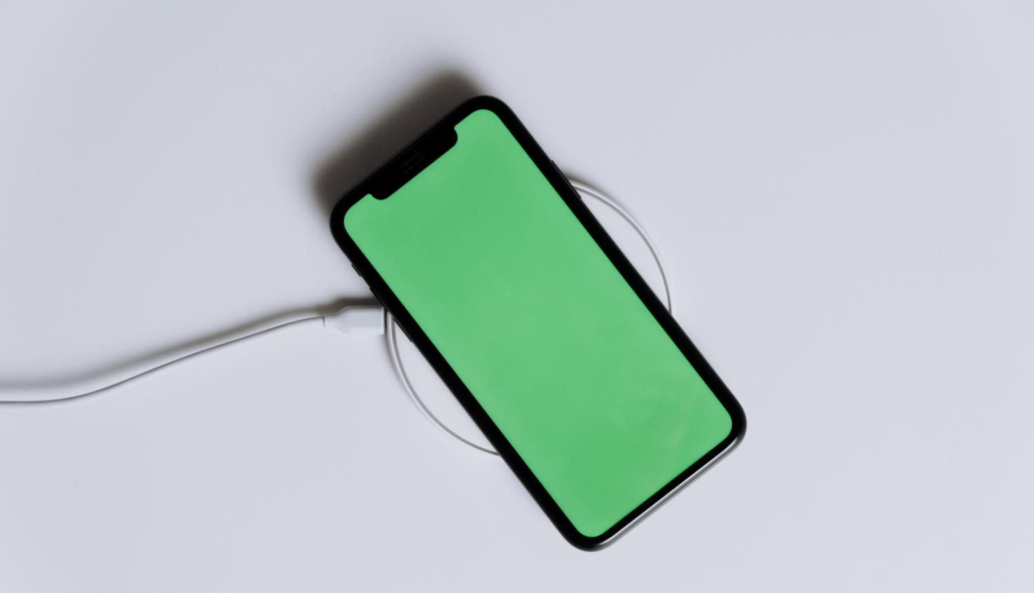 mobilais telefons ar zaļu ekrānu