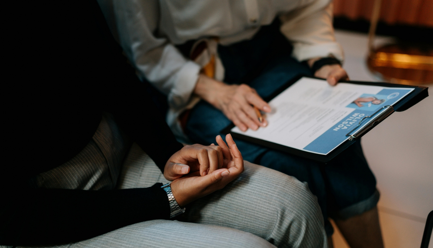 divi cilvēki tur dokumentu - lilustratīvs attēls