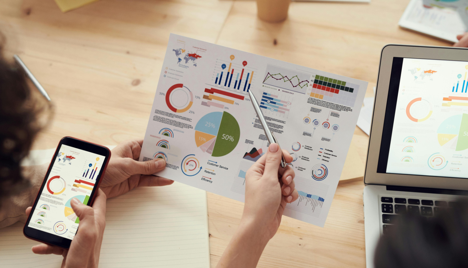 galds ar dokumentiem