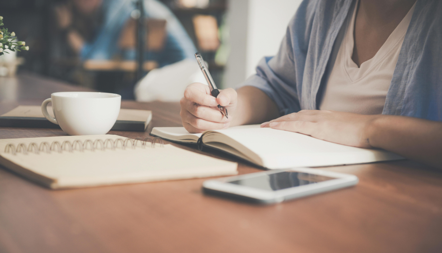 Pierakstu klade, darba galds, kafija