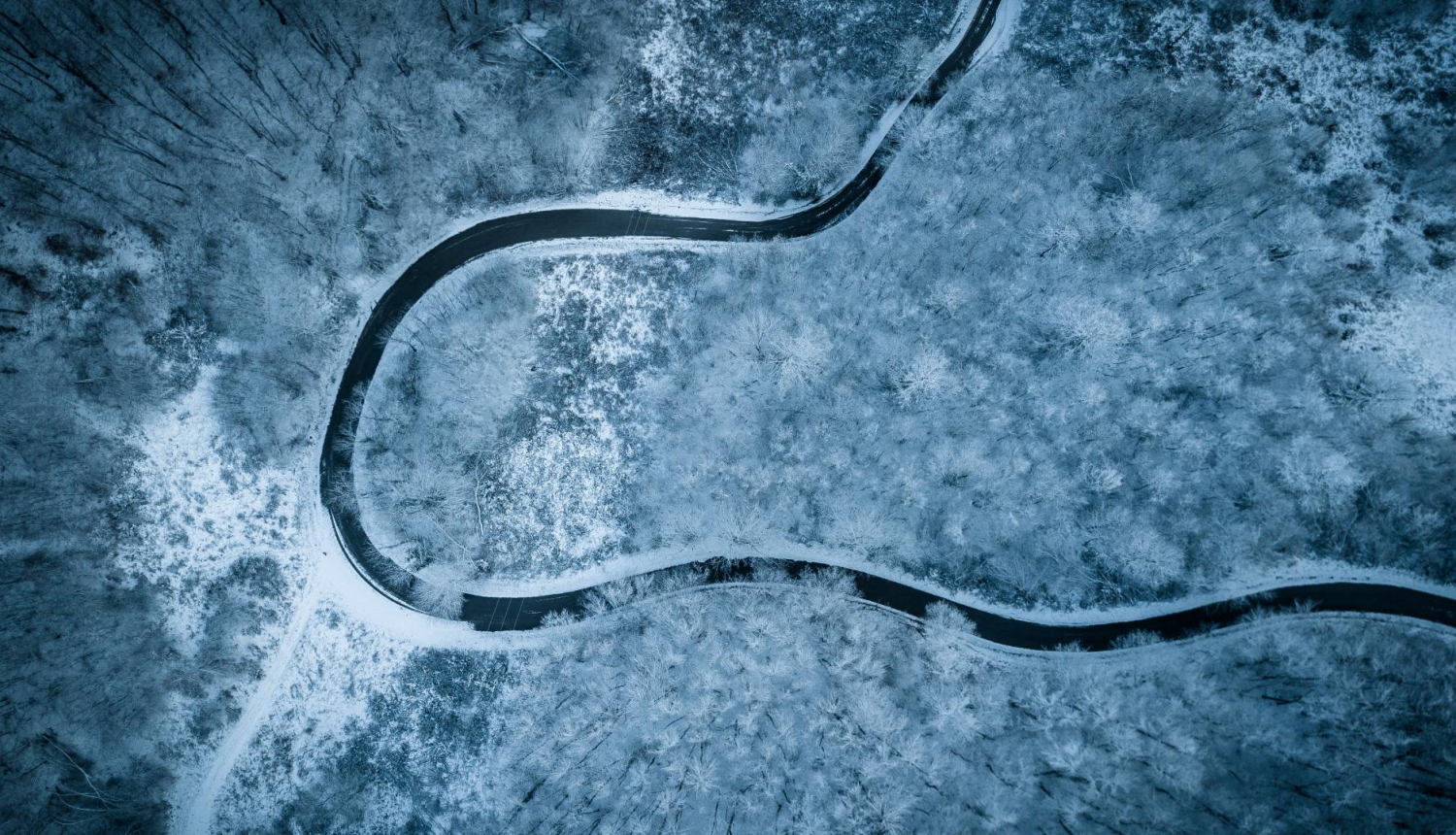 Skats no augšas uz sniegotu ziemu