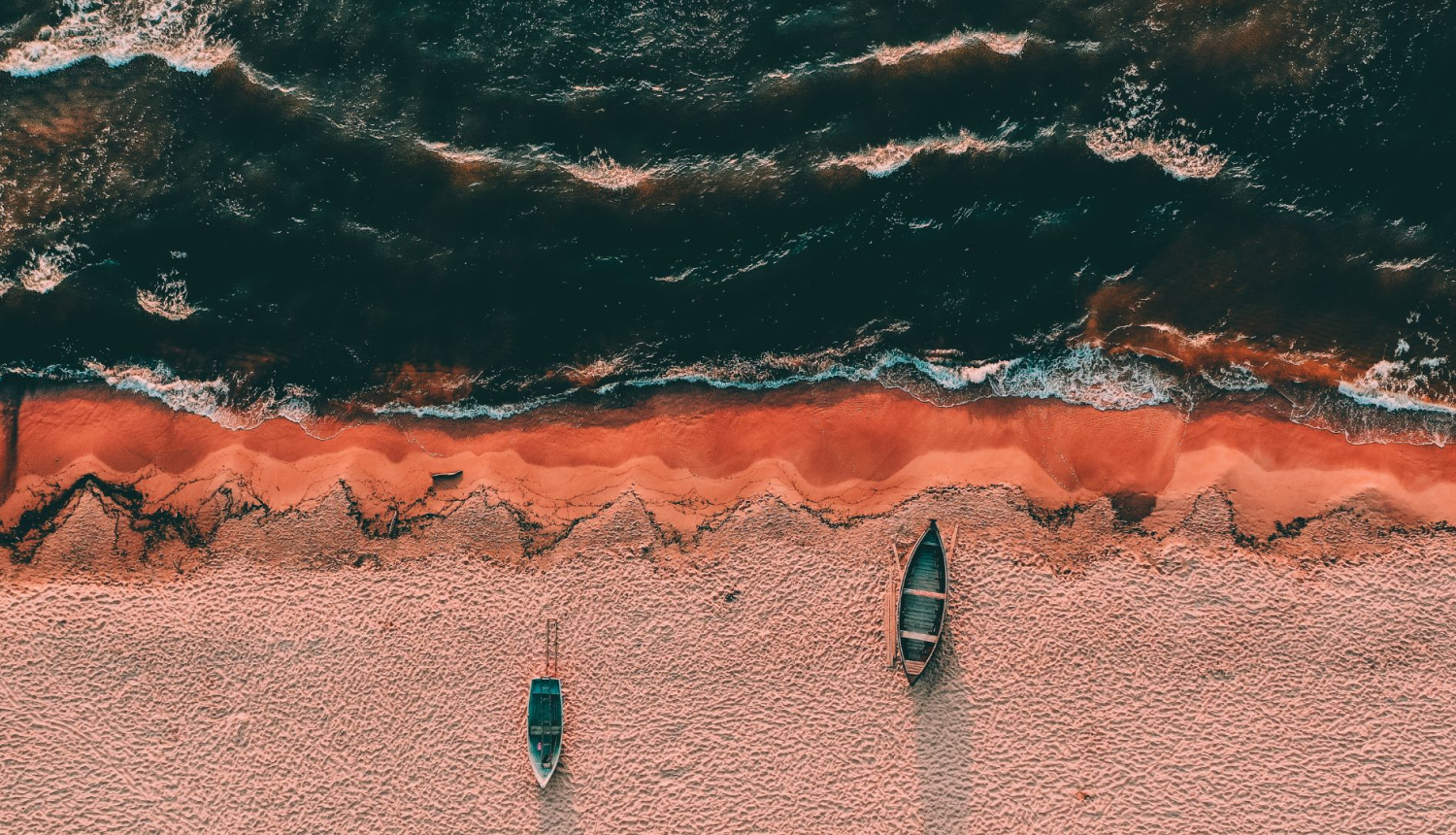 Baltijas jūras piekraste ar laivām