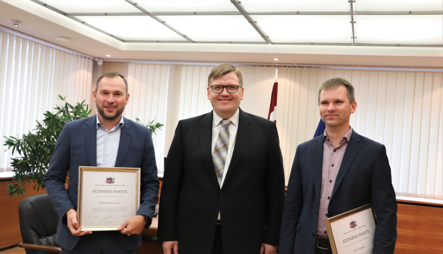 Rīgas domes pagaidu vadība saņem J.Pūces atzinības rakstu