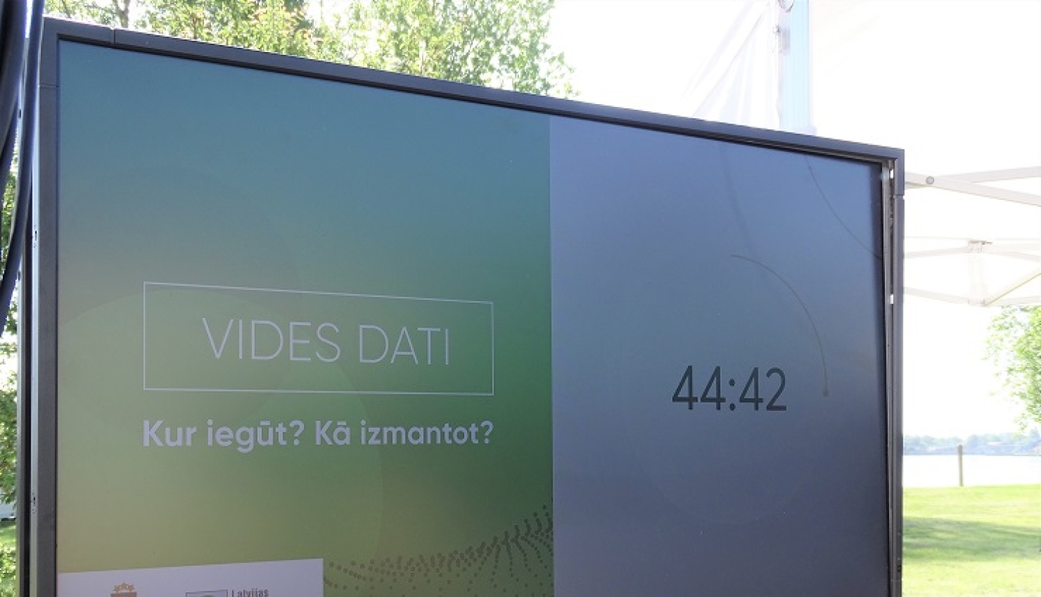 TV ekrāns ar pasākuma tiešsaites translāciju