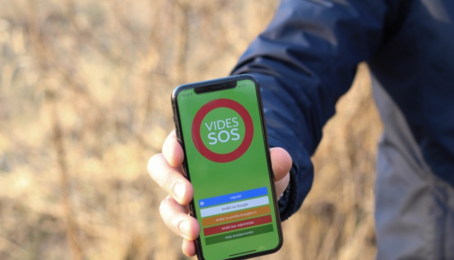 Tālruņa ekrānā attēlota aplkācija VIDES SOS