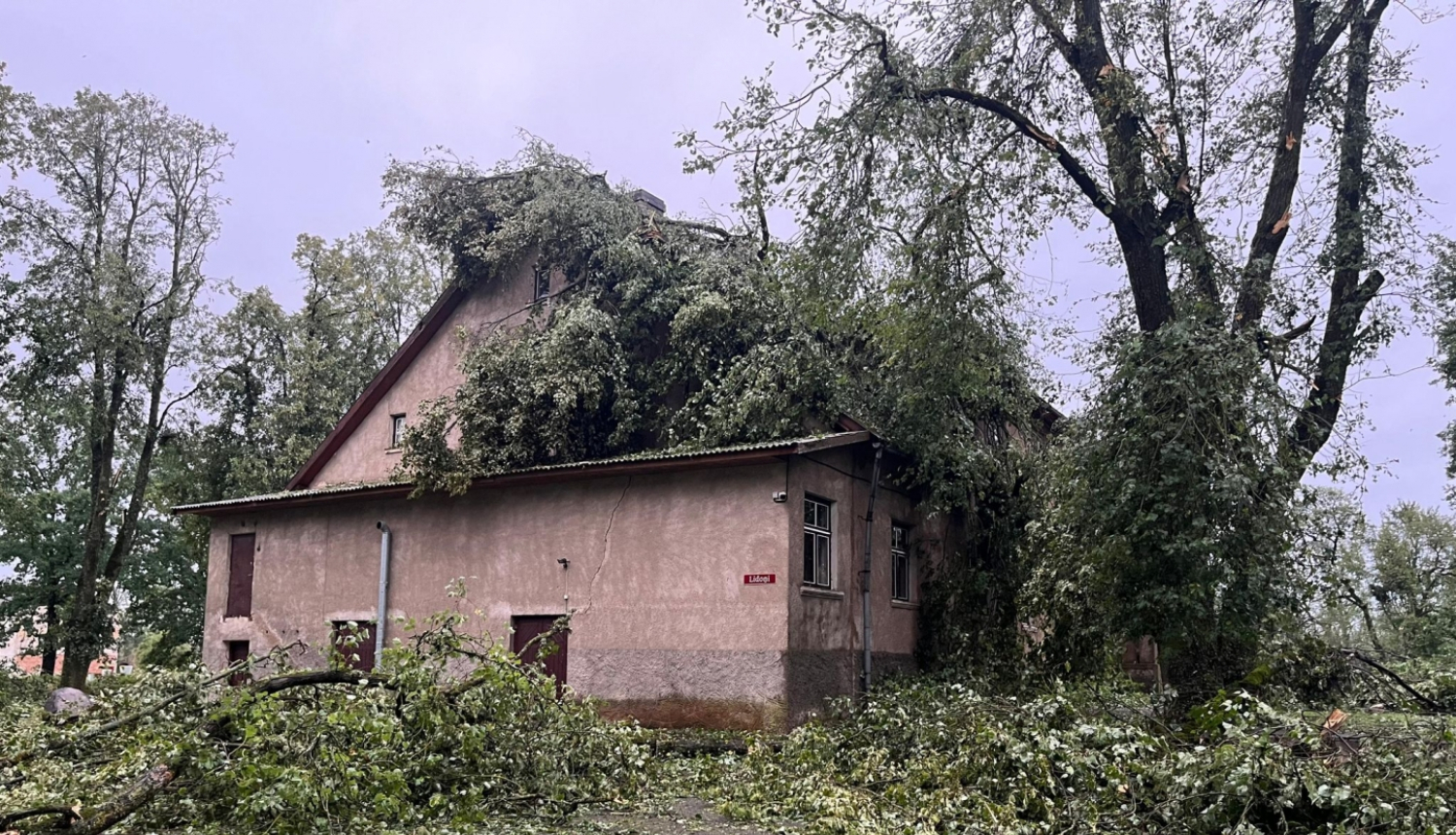 Bukaišu tautas nams pēc vētras