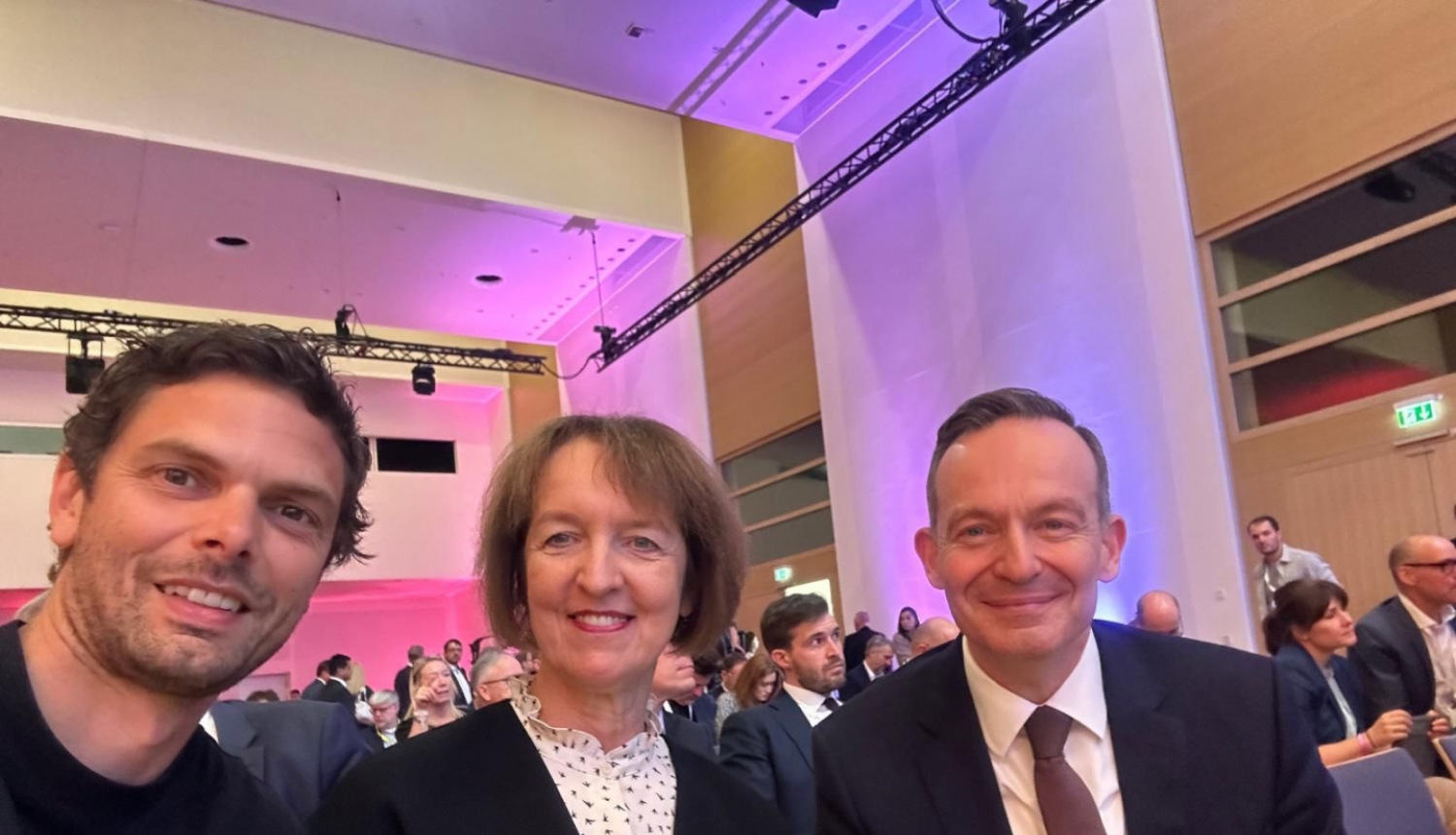 Kopbilde - ministre un pavadošās personas