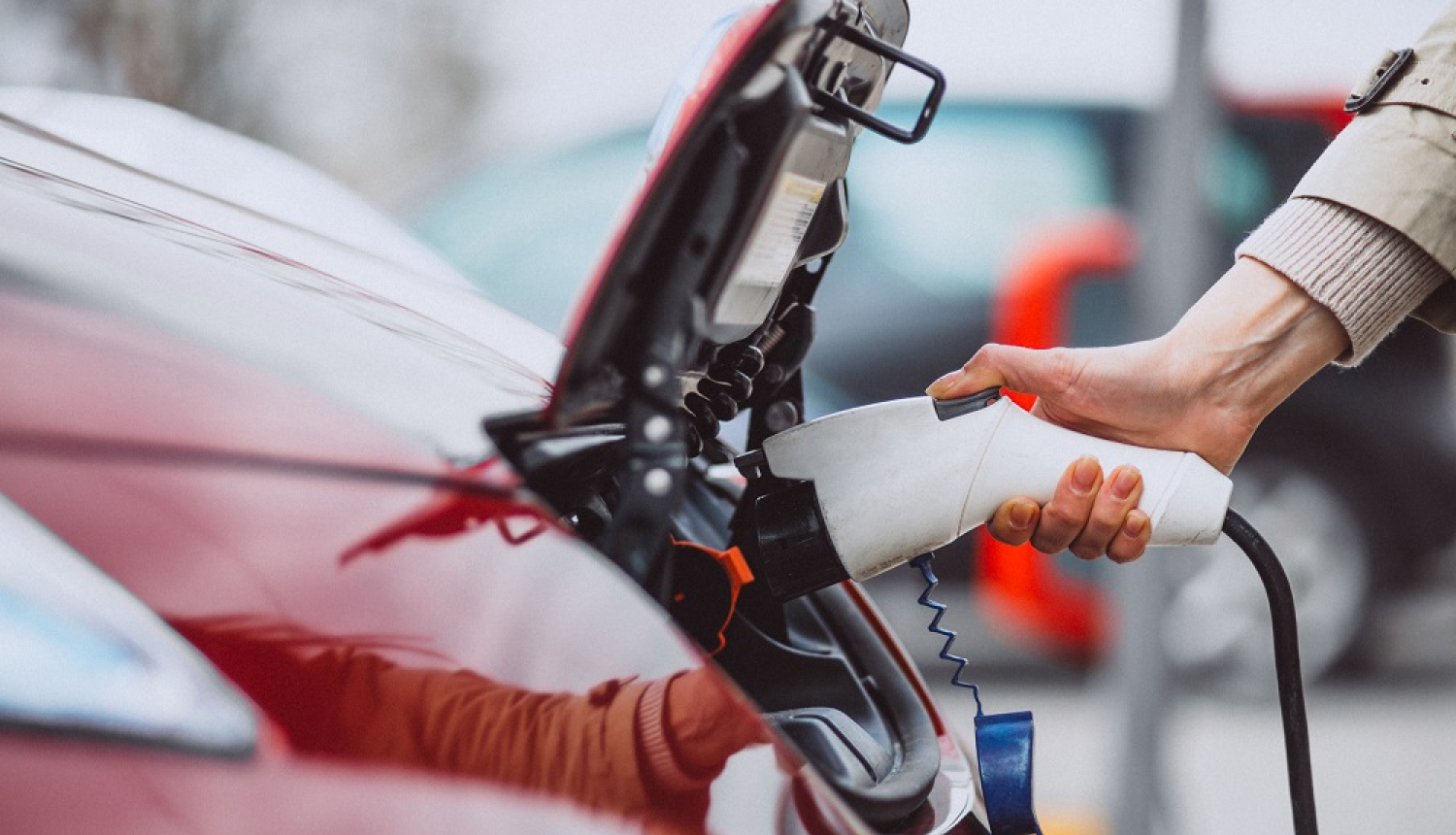 elektroautomobīļa uzlāde