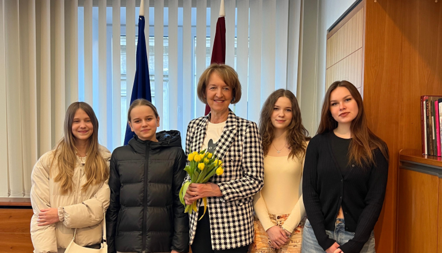 Ministre Inga Bērziņa ar jauniešiem Ēnu dienā