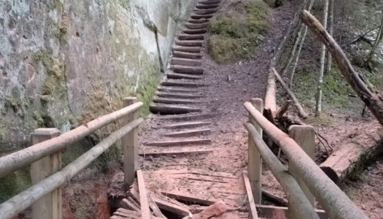  Līču-Laņģu takas kāpnes