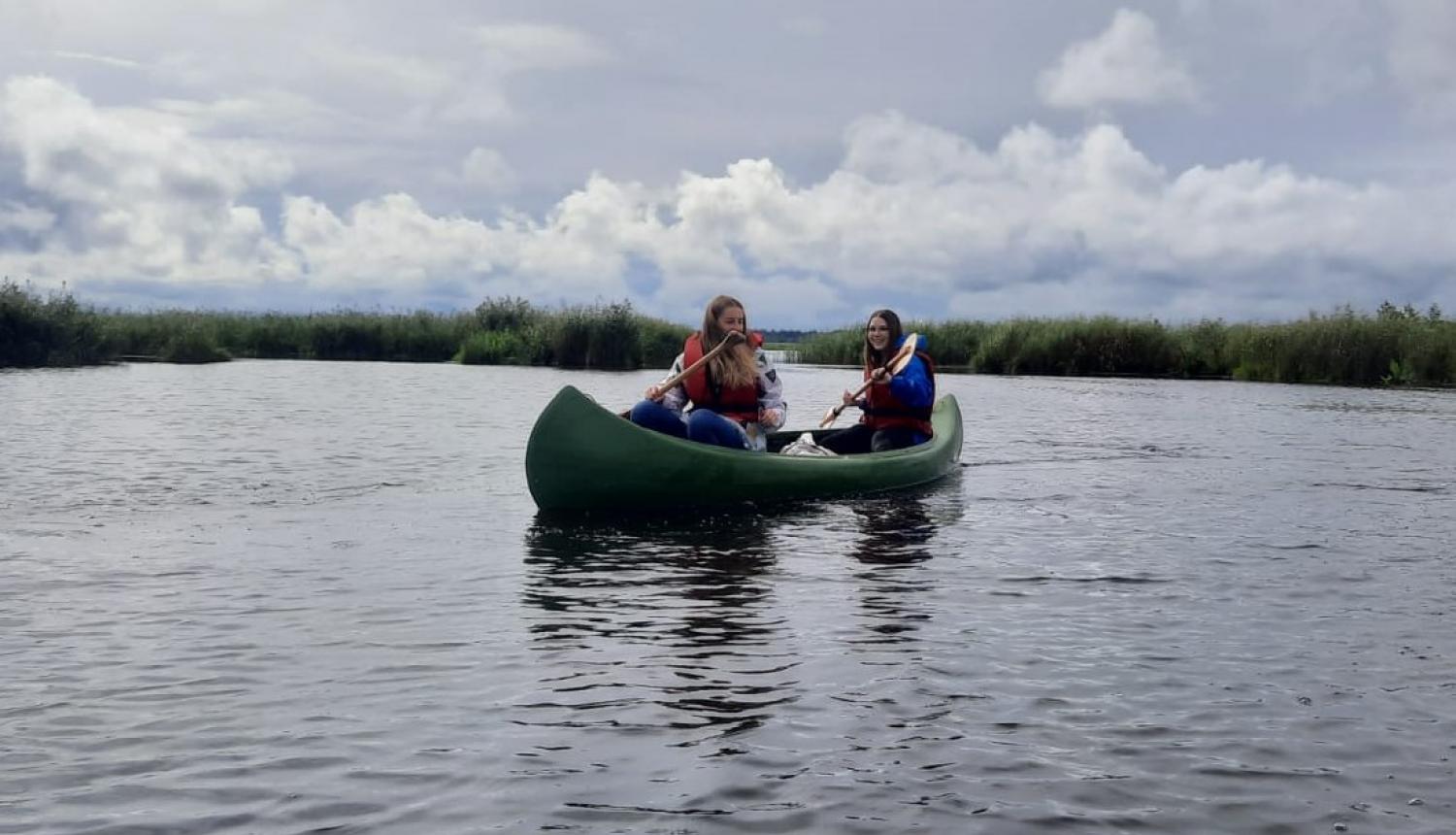 divas meitenes laivā uz ezera