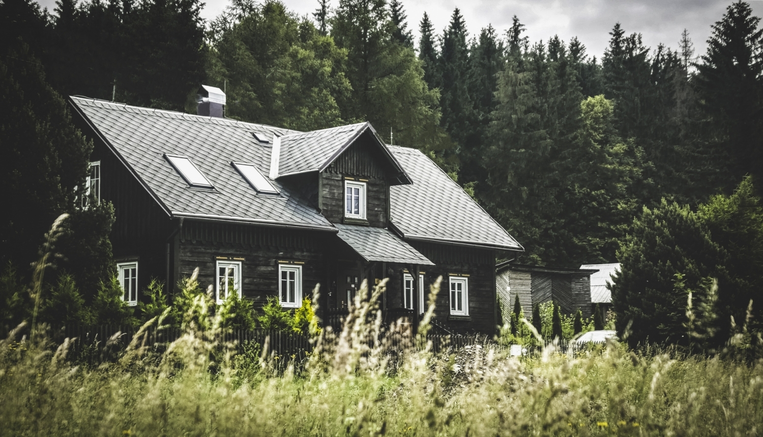 Māja ar saules paneļiem uz jumta