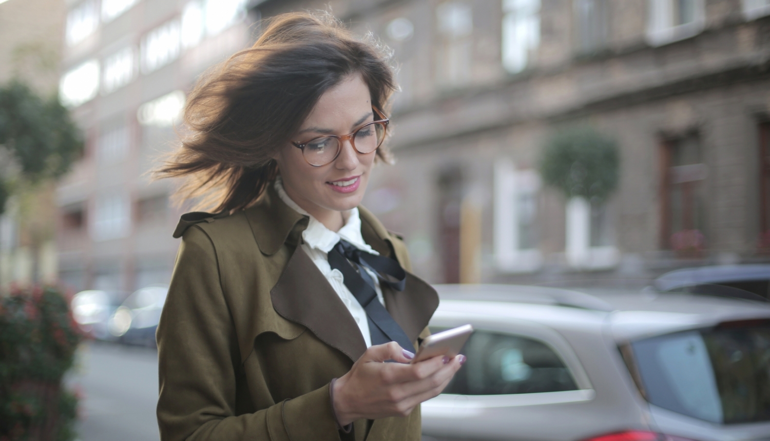 Sieviete ar telefonu, aplikācija, digitalizācija