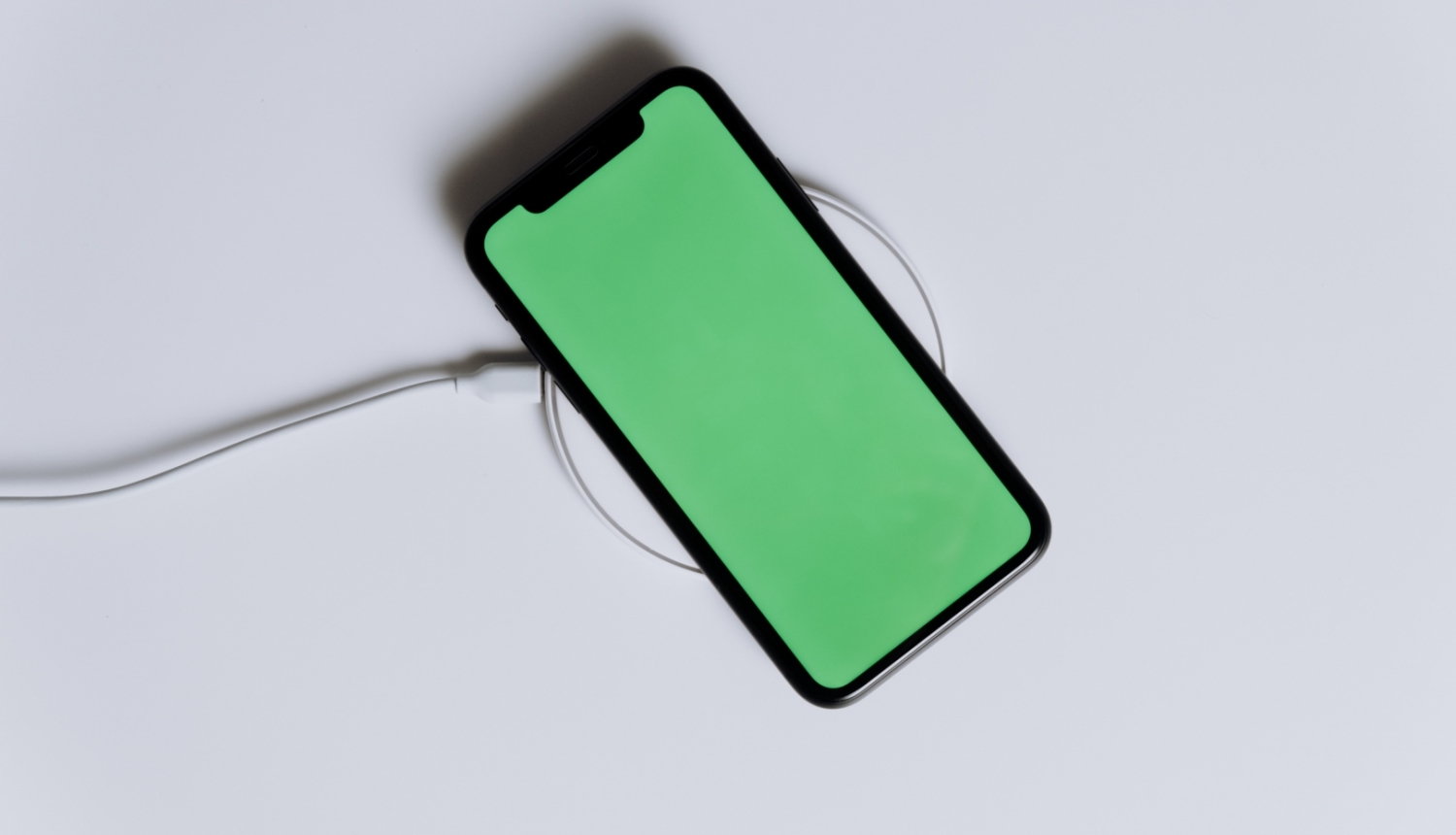 mobilais telefons ar zaļu ekrānu