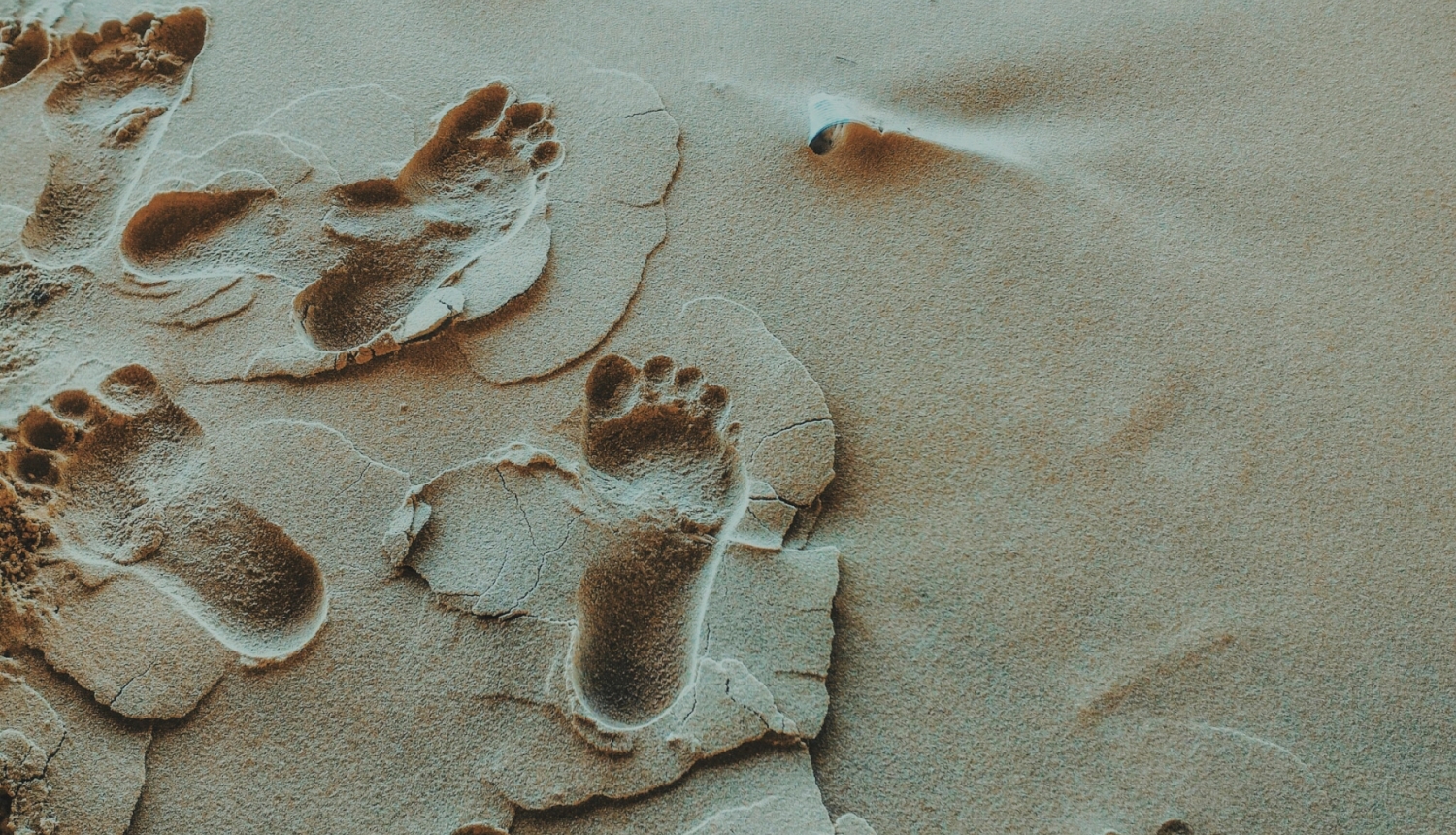 pēdas smiltīs