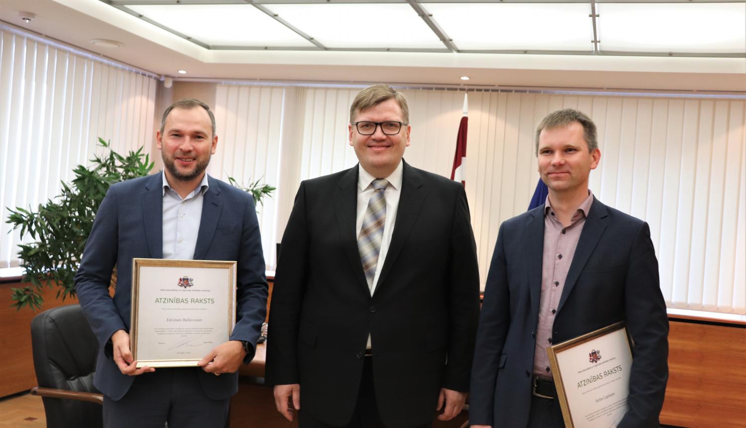 Rīgas domes pagaidu vadība saņem J.Pūces atzinības rakstu